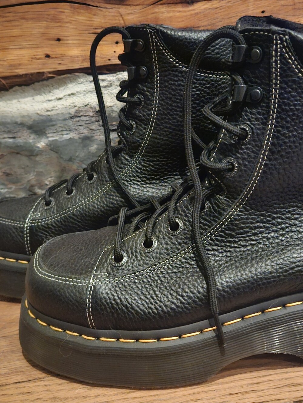 Dr. Martens Buzz 8-Eye Boots Black Leather - Picture 4 of 5